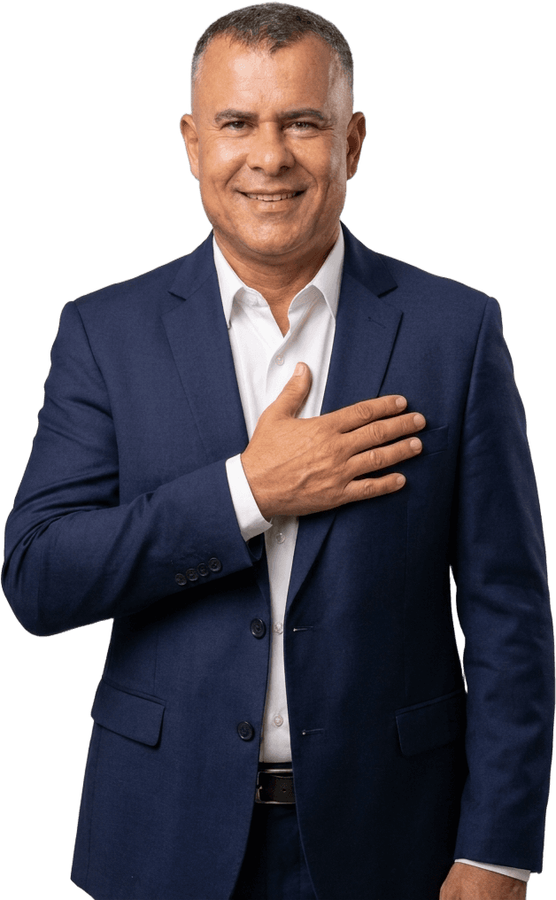 Kiko Silveira com a mão sobre o coração